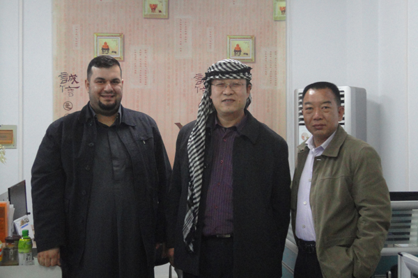 伊拉克客商盛贊數(shù)控壓力機，贈阿拉伯頭巾